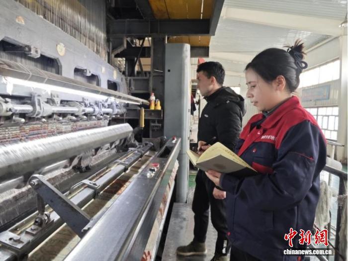 传承与创新密切相关。 “90后”新疆设计师闪耀传统技艺，创造新技艺。