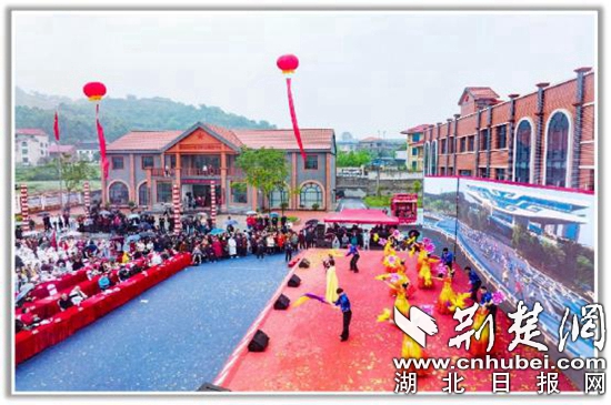 大野吉普镇“红、古、绿”三色融为一体