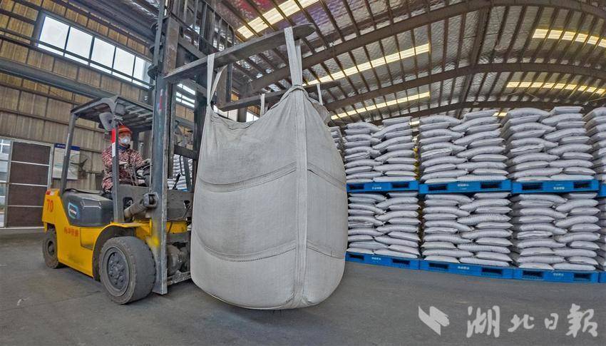 当阳1万吨化肥发往巴西