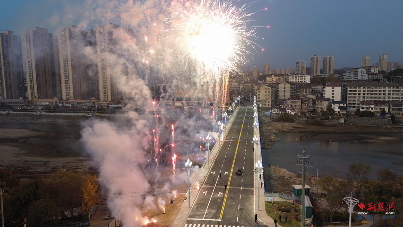 英山东门建成通车，一大早就有数千人前