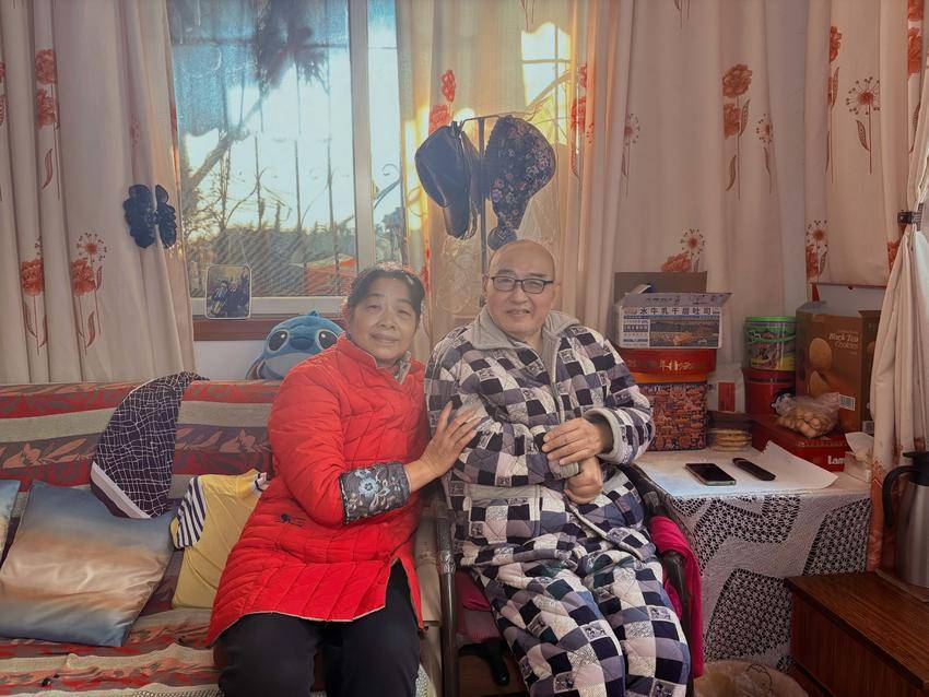 温情守候，社区与坚韧的她共担风雨