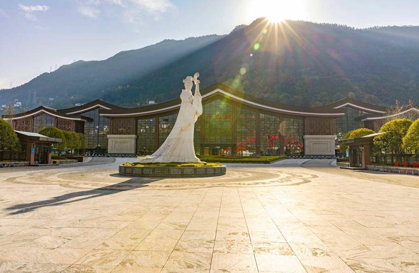 是谁？打翻了金色调色盘