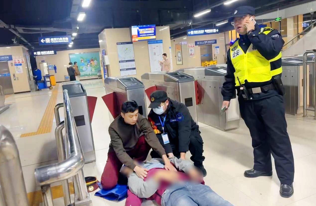 乘客地铁站结石突发倒地！多方联动上演6分钟紧急救援
