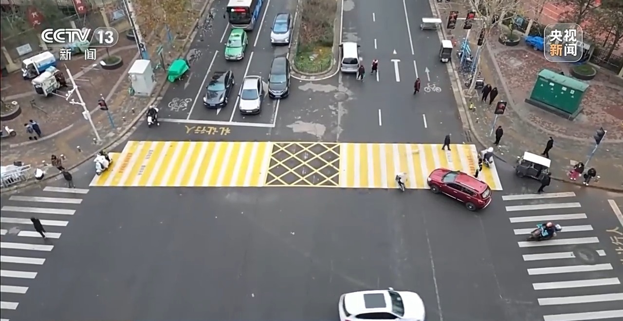 视频丨安心心！多彩儿童斑马线“值班”，车辆