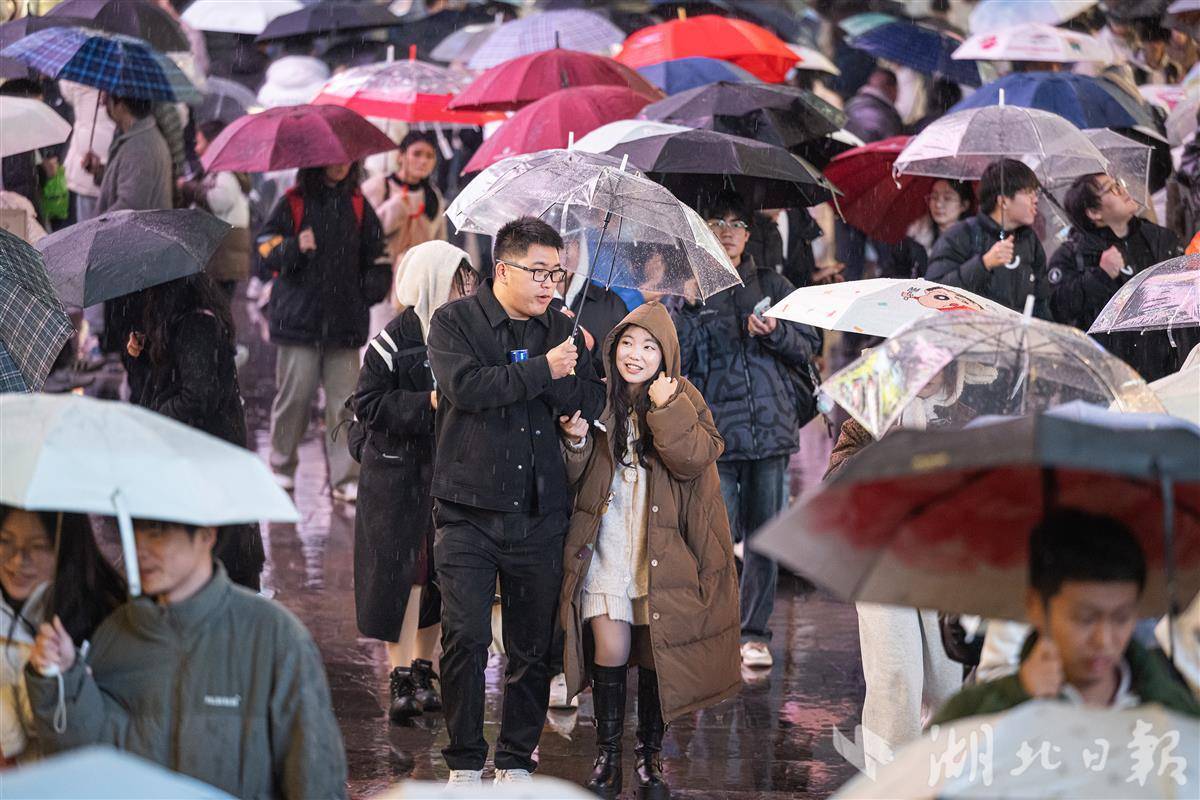 “除夕夜”江汉路人头攒动