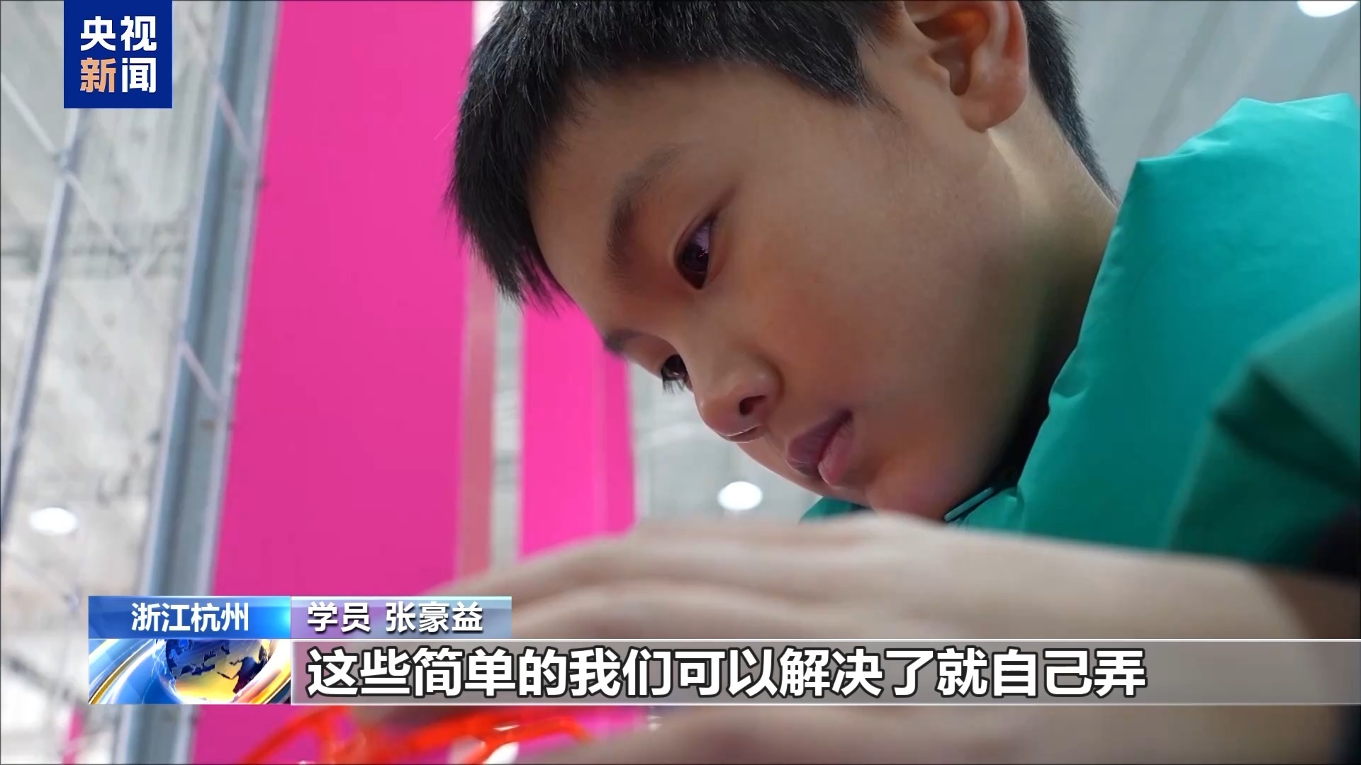 威廉希尔丨“会飞的足球”火爆校园青少年“玩”出未来产业(图7)