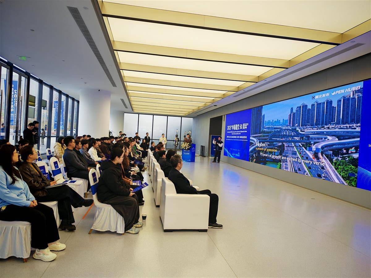 坐空轨 看勾践剑 观人形机器人 泰国学子“知音”之旅大饱眼福