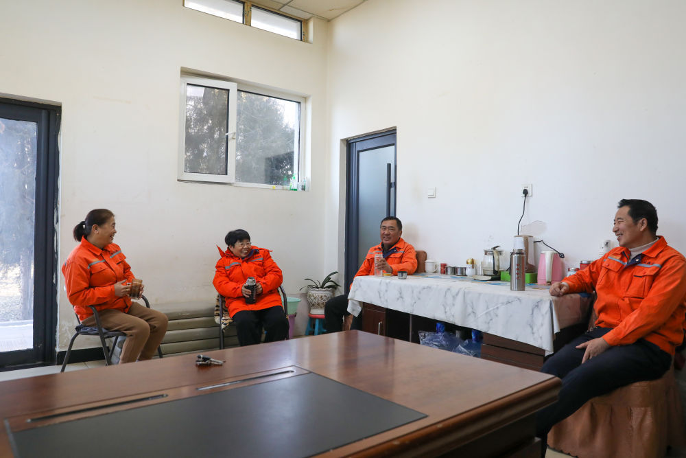 寒潮下暖流积聚，多地筑起温暖“防线”