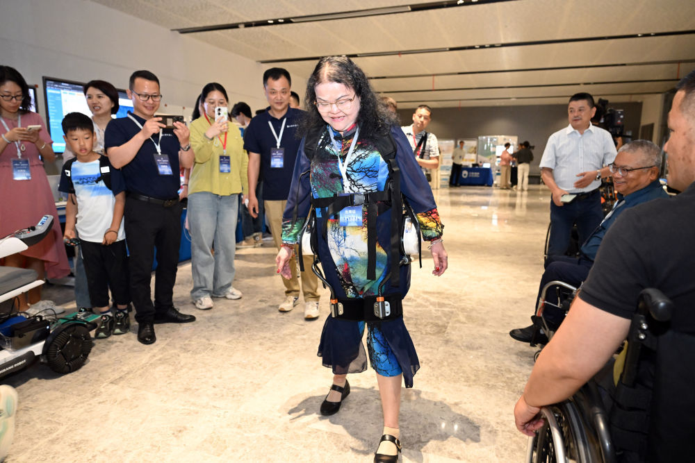 生活观察｜外骨骼机器人怎样安全走入寻常百姓家？(图3)