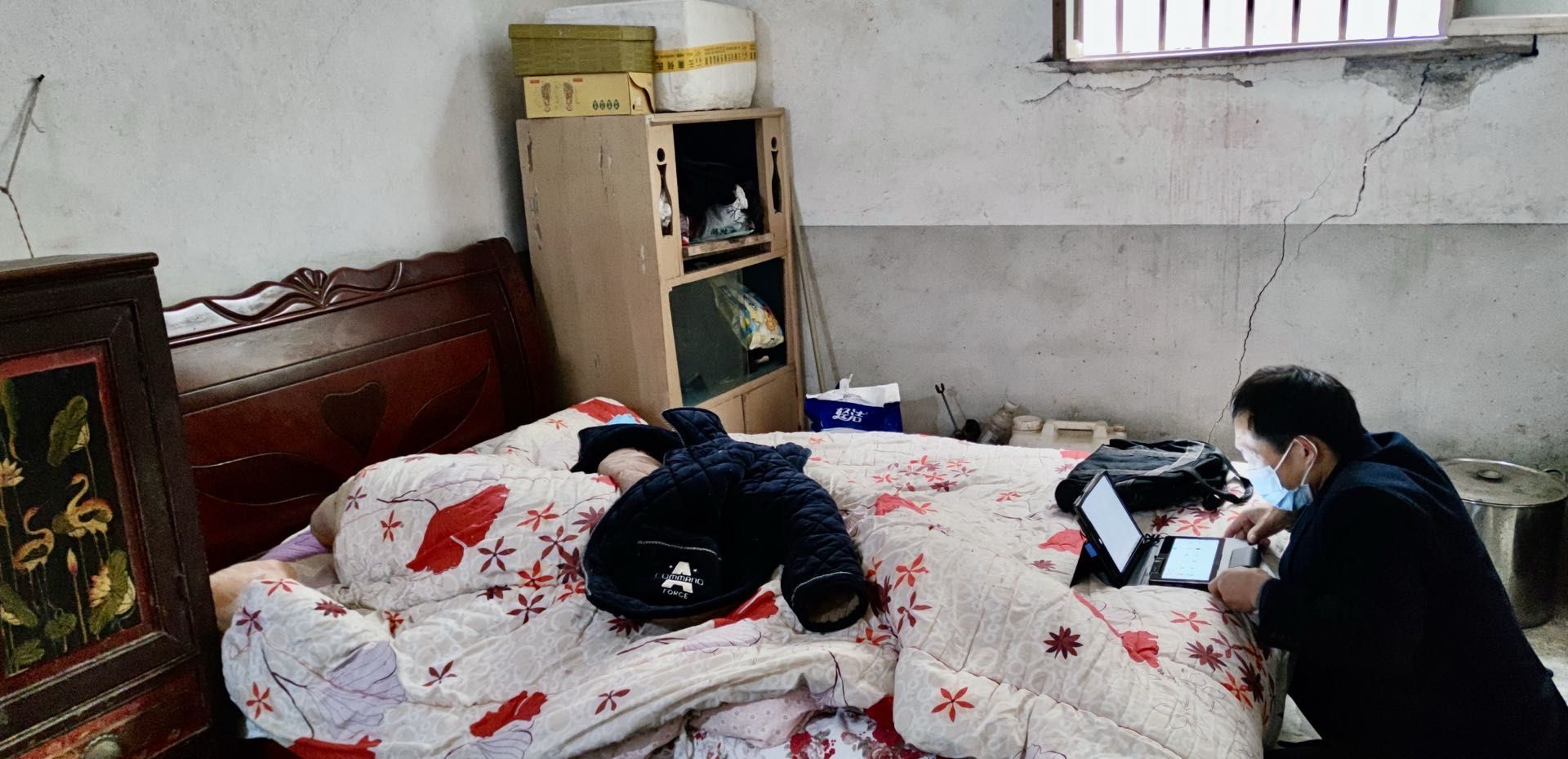 重阳天城支行提供老年贴心服务，解除群