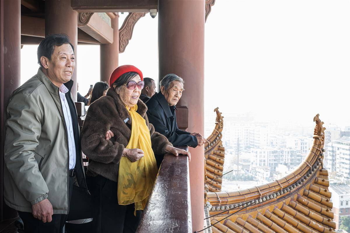 抗战英烈黄骅小女儿替父回乡!登黄鹤楼感叹“他的血没白流”