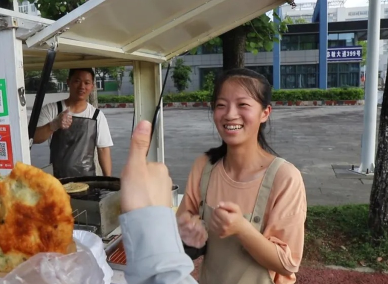 这家从不吆喝的肉饼摊，为什么总排长队？