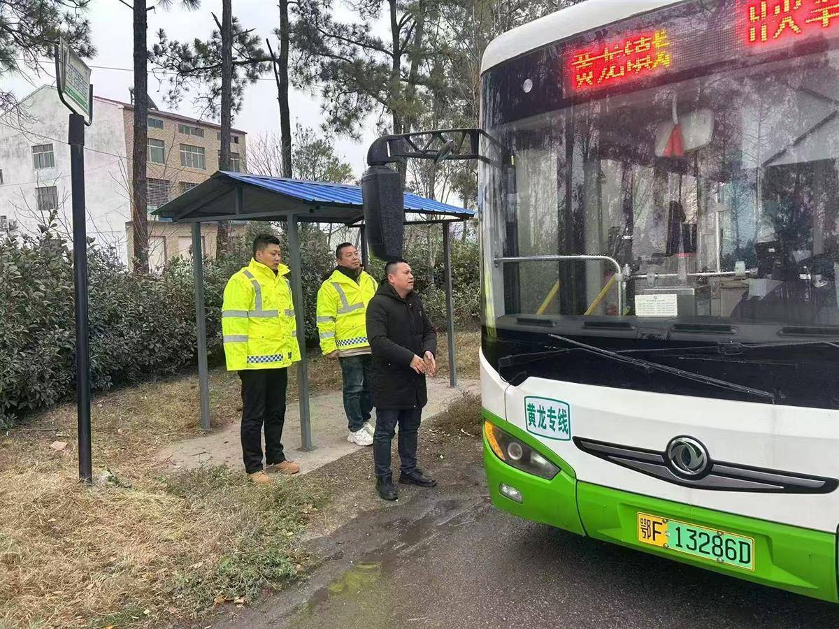  襄阳下雪了！市区部分桥梁、高架结冰 100余台应急公交上岗待命