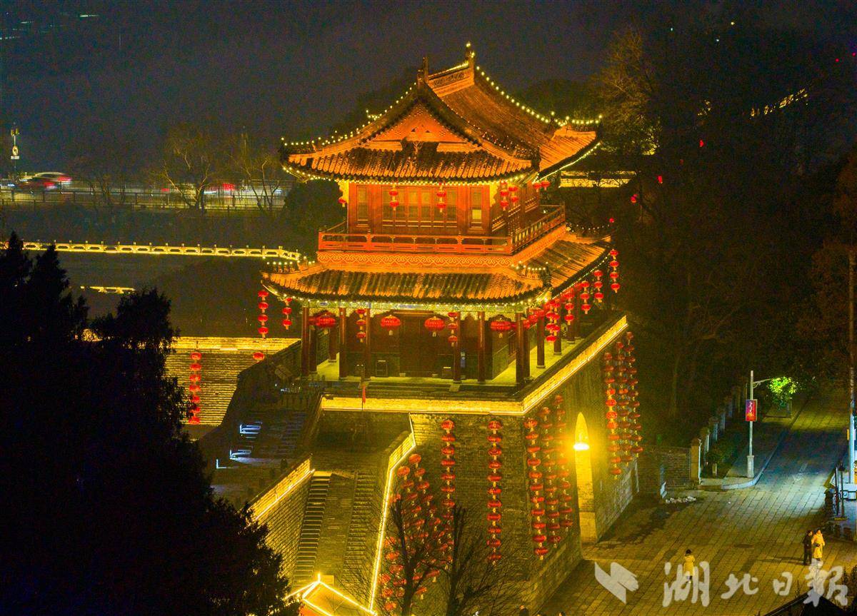 荆州宾阳楼亮灯迎新春