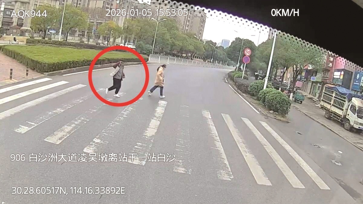  武汉公交司机斑马线前礼让，行人行军礼致谢以表敬意