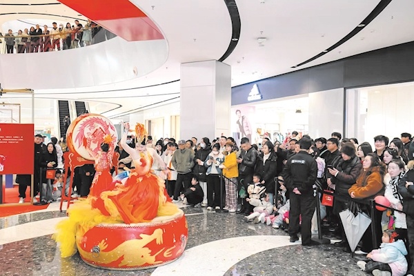 我们花了30分钟才找到停车位，不得不等到午餐时