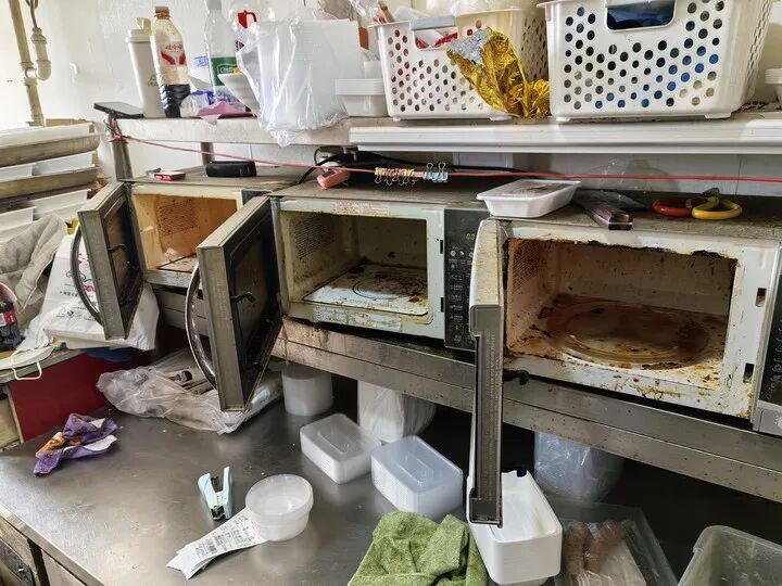 灶台肮脏不堪、厕所与厨房联通……这些“幽灵外卖”被骑手果断举报！