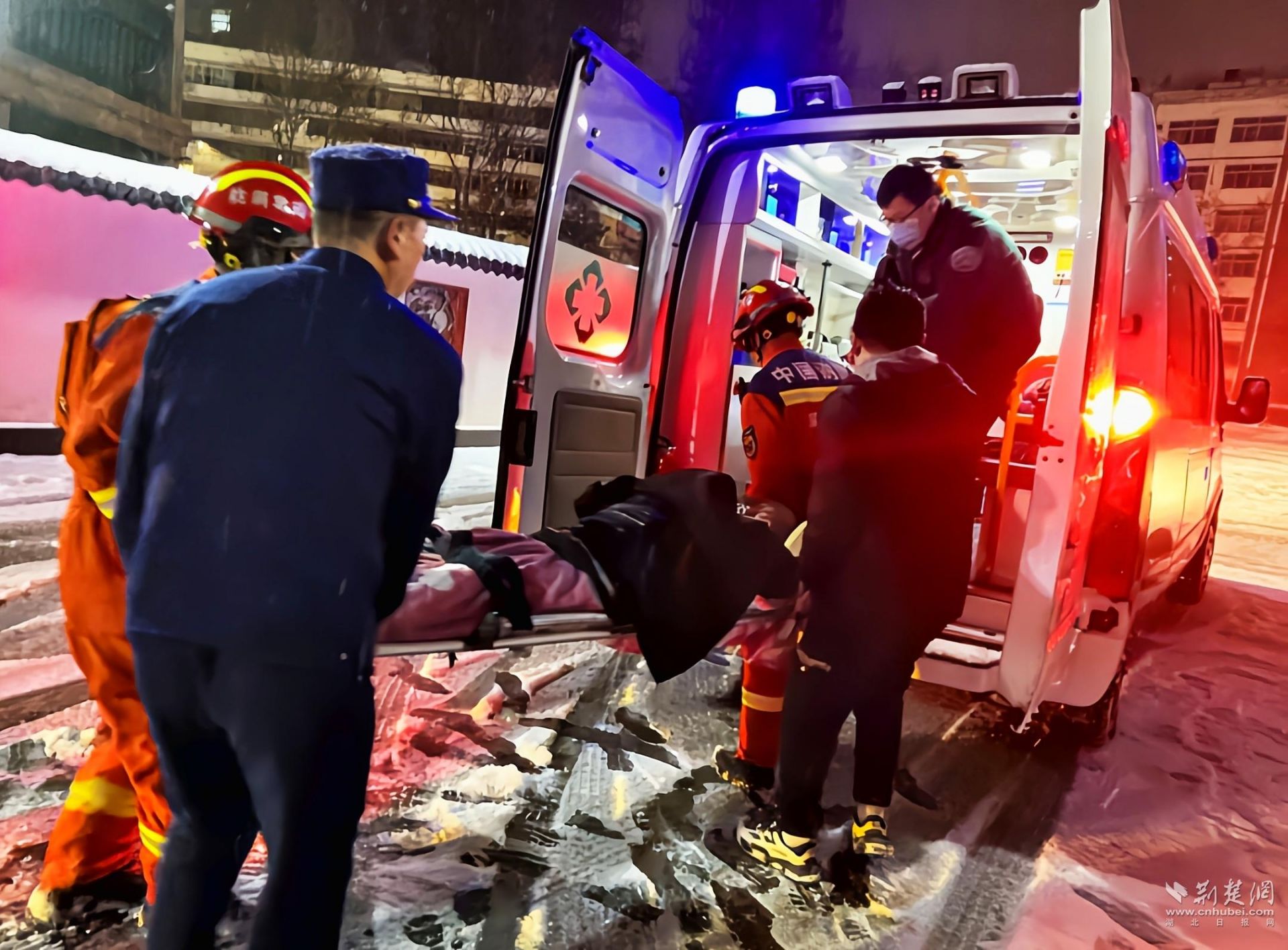 300米冰滑斜坡，消防员用肩膀架起雪夜“生命通道”