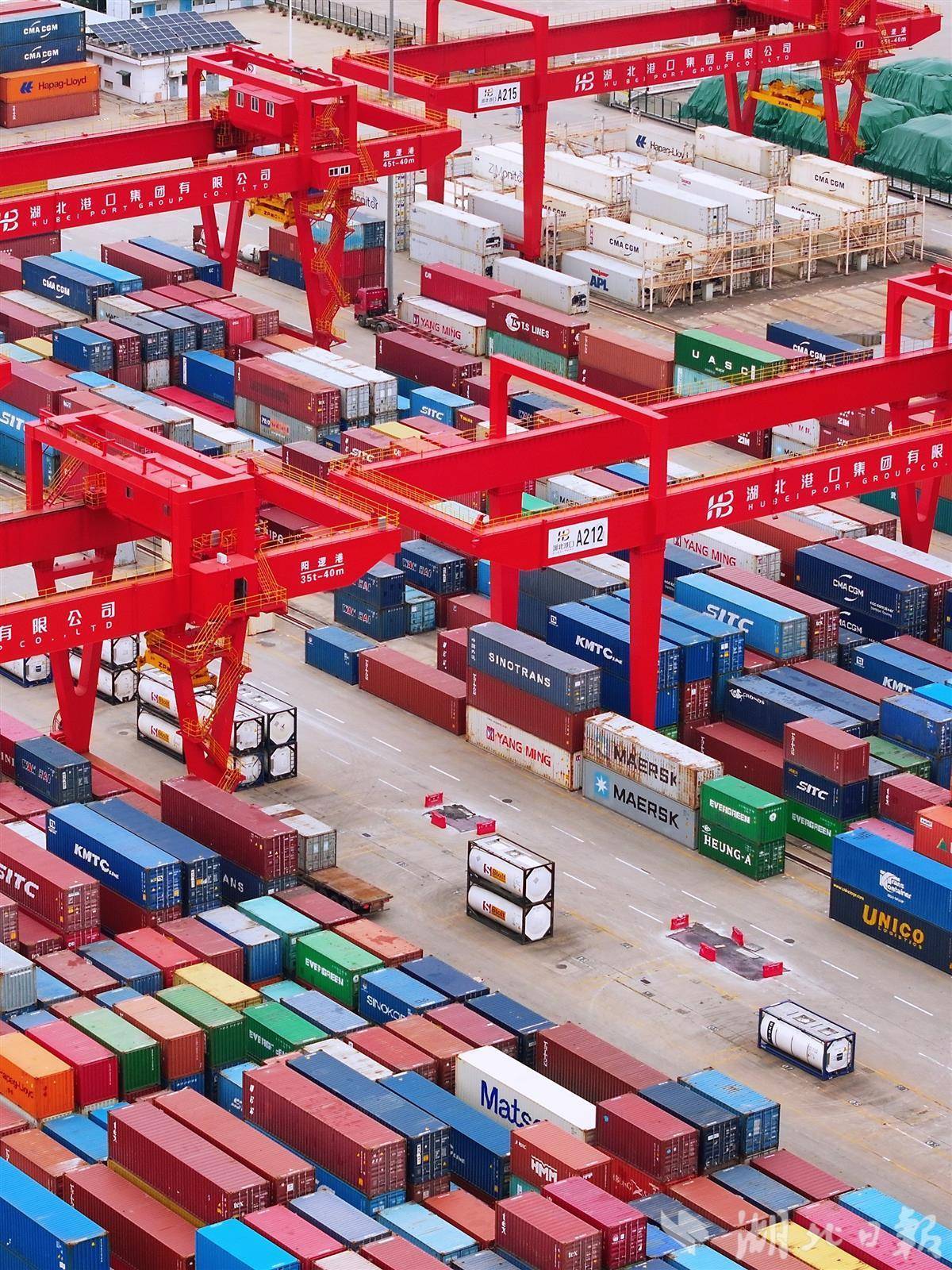 国际港口、科技创新港口、长江绿色港口。武汉