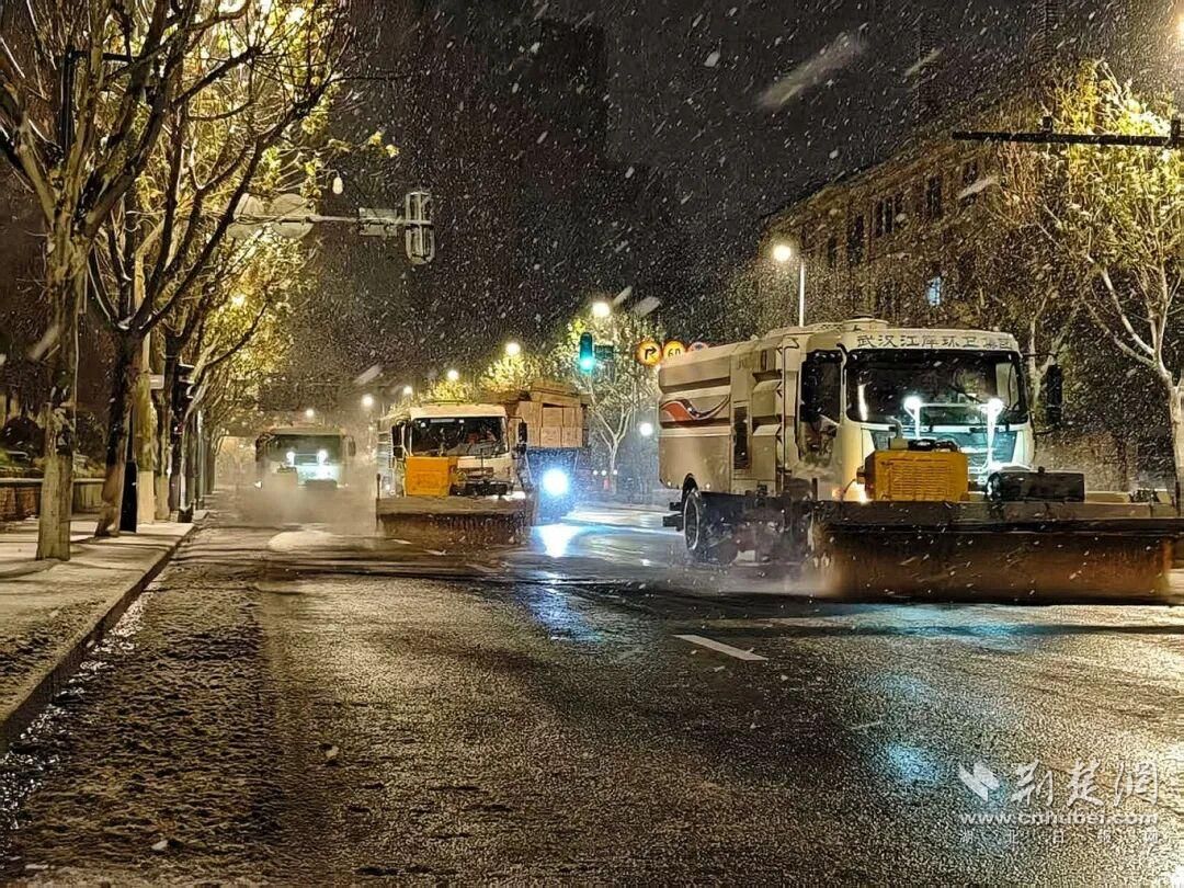 迎雪齐上阵，江岸融雪防冻保通畅