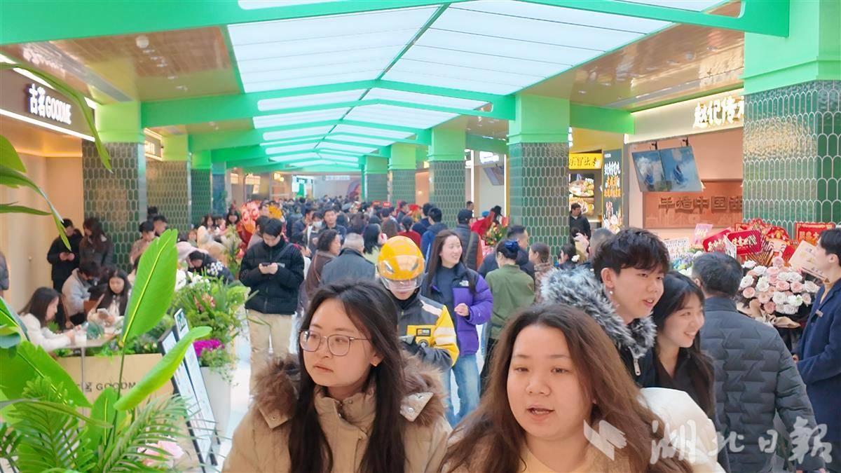宜昌新商业街区人气爆棚 新春年味渐浓