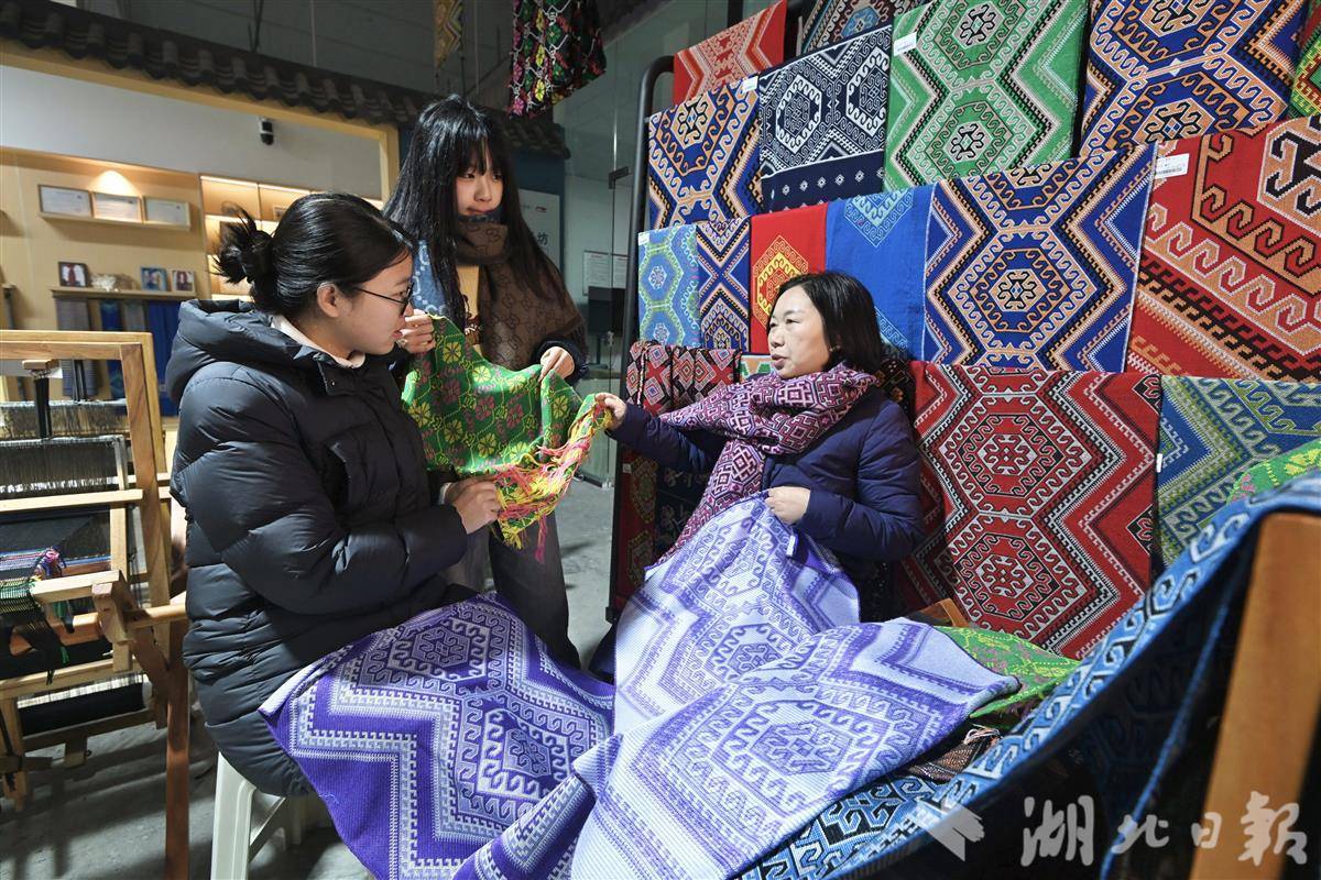 国家级非遗西兰卡普在恩施实现双面织造