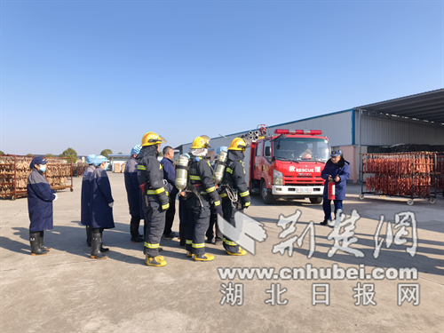 荆门消防“把脉”腊肉熏制企业 培训演练双发力拧紧冬防安全阀