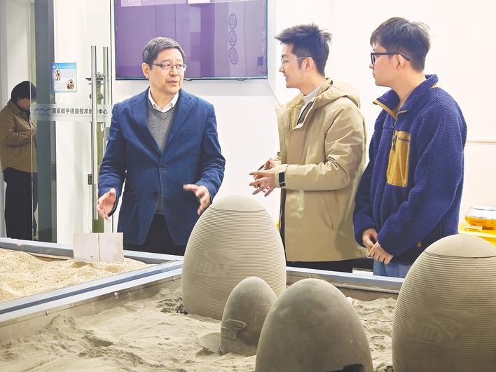 “中国超级泥瓦匠”丁烈云： 将在月球打印人类首块月壤砖