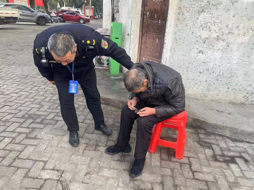 一跤牵动社区心，网格接力护老归