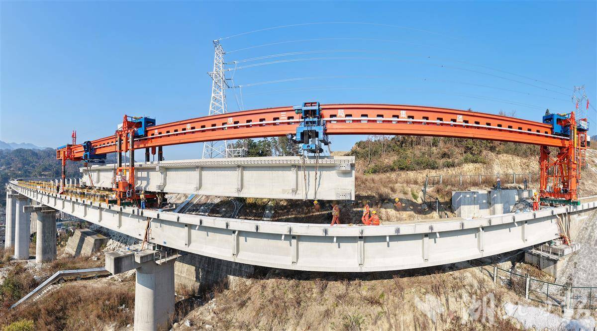 三峡枢纽茅坪港疏港铁路九里特大桥顺利完成T梁架设