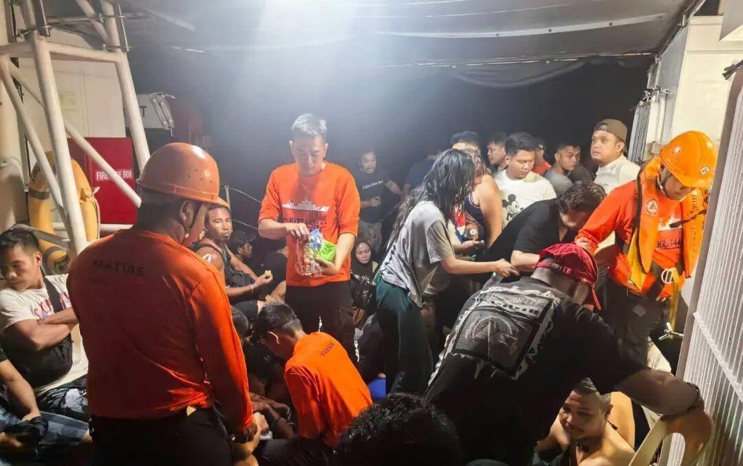 菲律宾一载有350多人客船倾覆 已致15人死亡