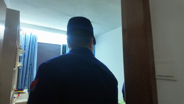妈妈深夜报火警：“真没招了，你们把我儿子抓走吧……”