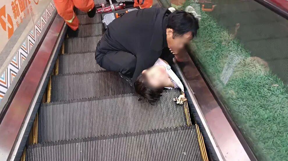 视频丨儿童乘坐扶梯 这些动作千万别做→