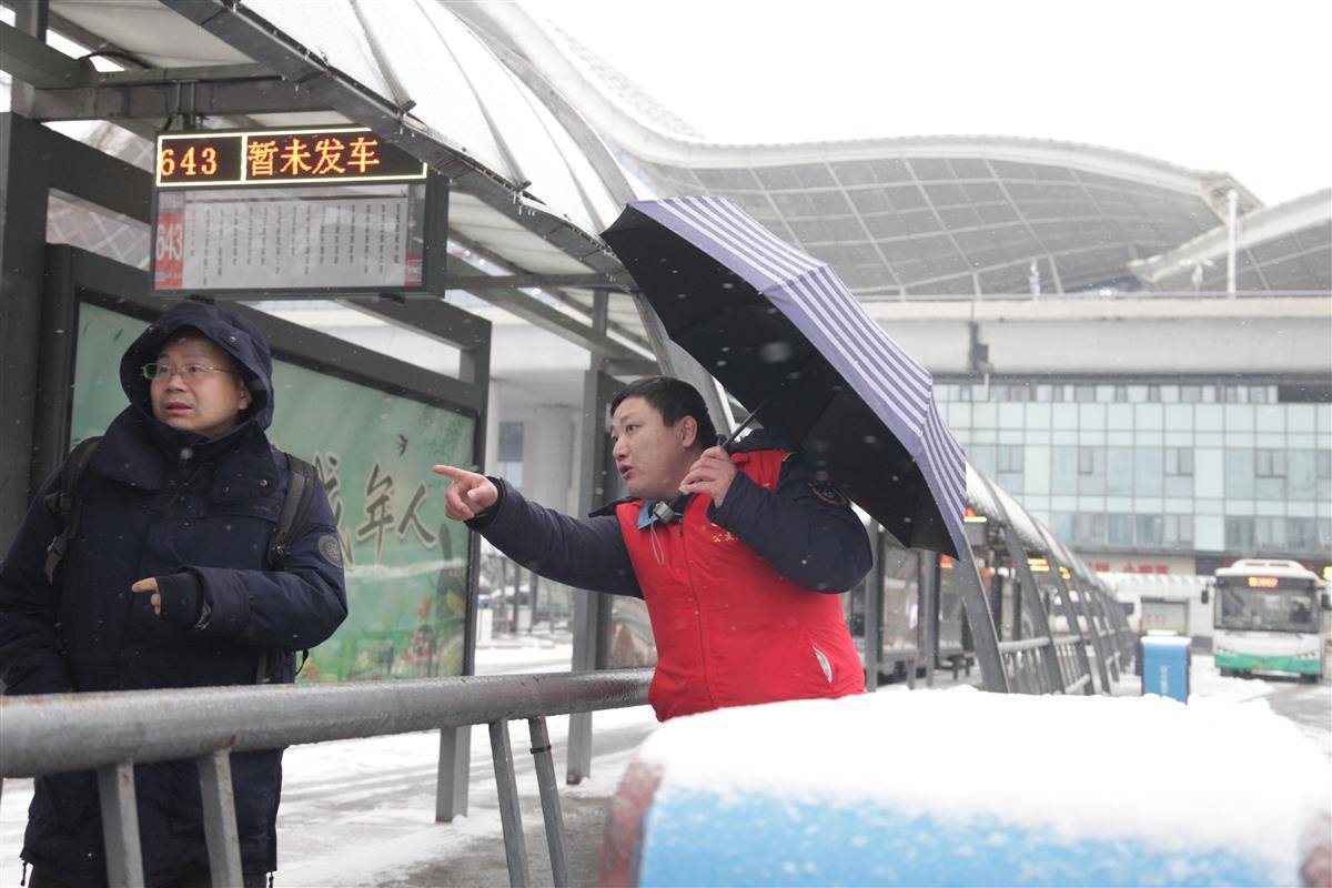 “撑伞的叔叔，你真帅！”铲冰、护客、传经验！公交人顶雪守护平安路