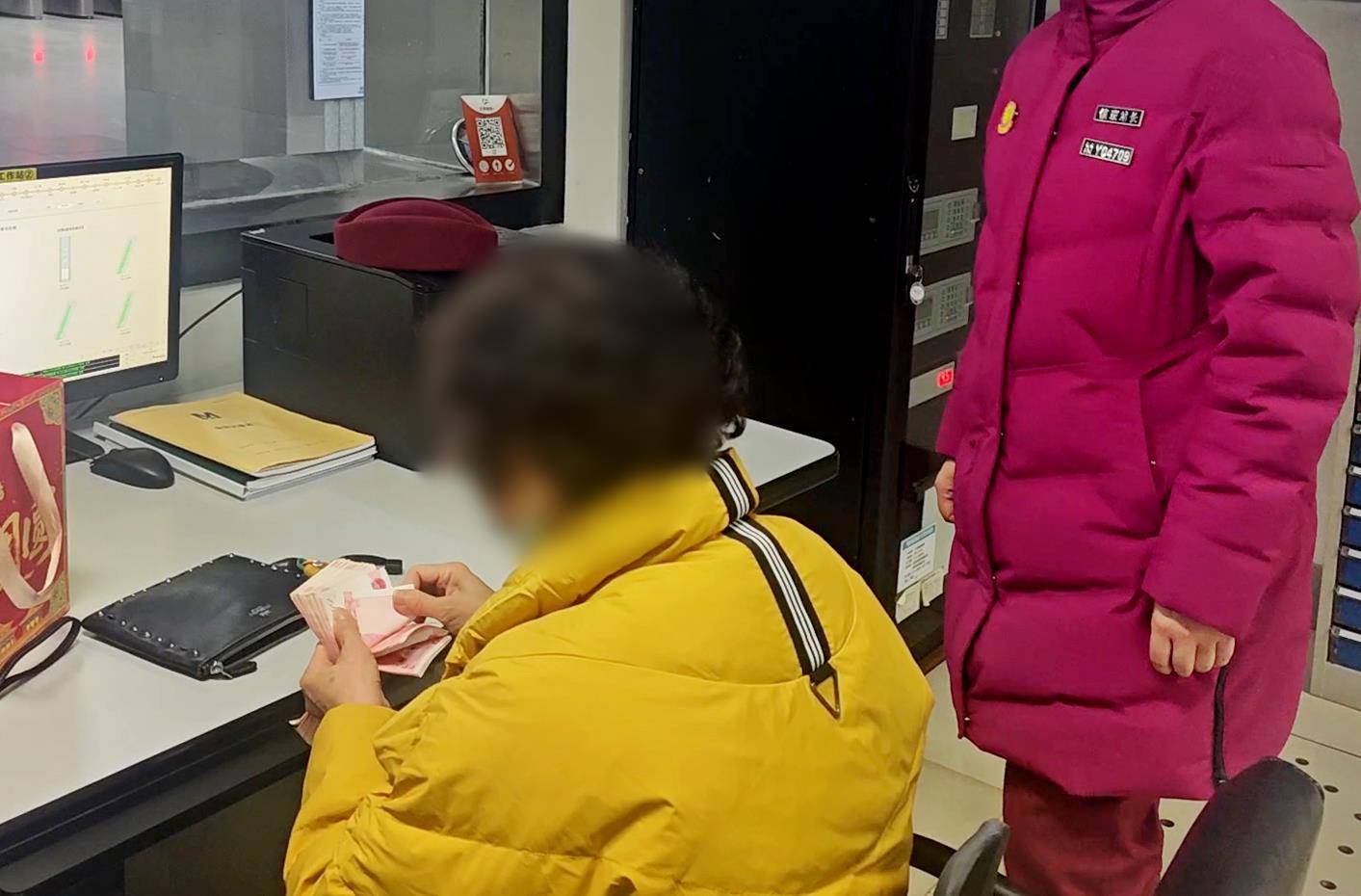  万元年货钱遗落地铁洗手间，武汉工作人员5分钟寻回