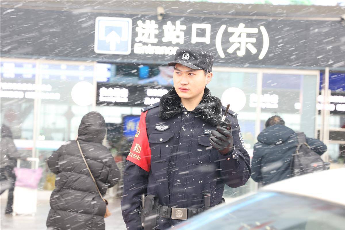 铁路民警坚守岗位护送旅客