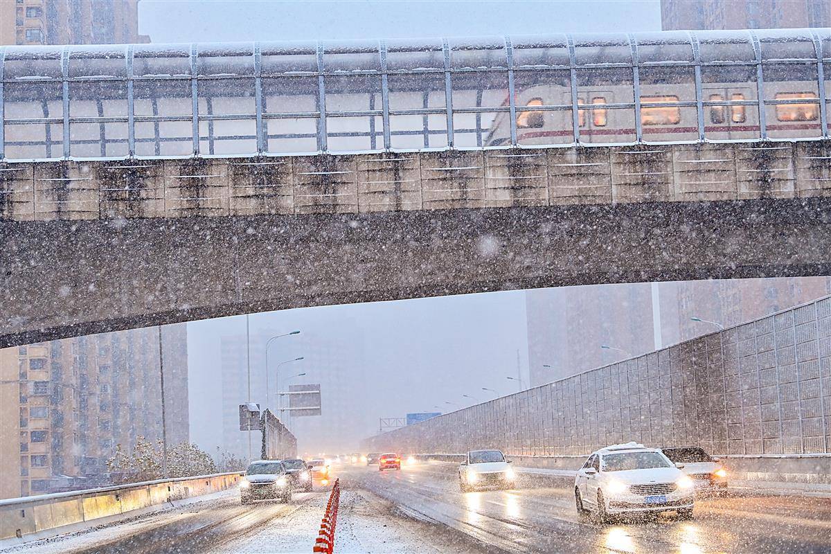 武汉大雪！杨泗港快速通道与地铁5号线保持畅通