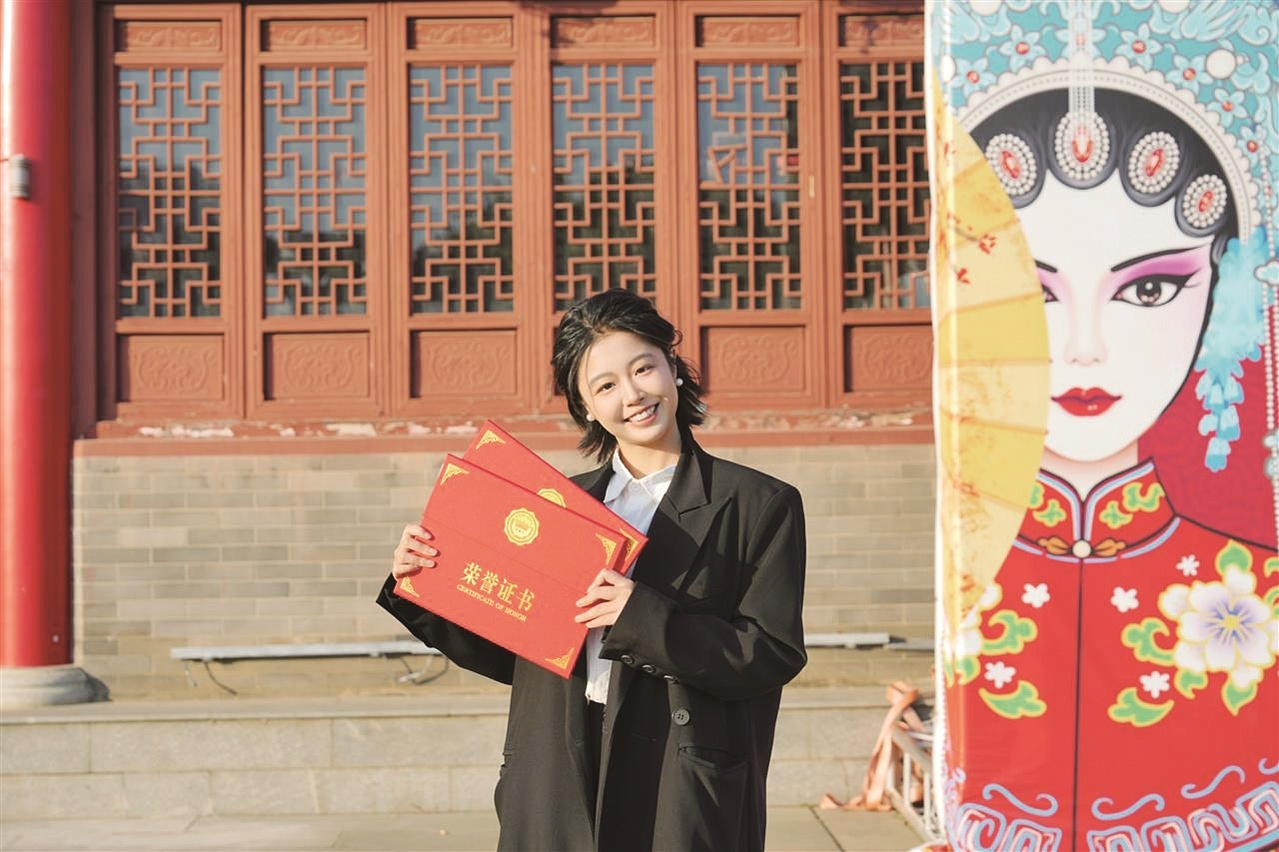 为了鼓励抗癌儿童  她坚持蓄发4年 大学女生捐出37厘米“爱心长发”