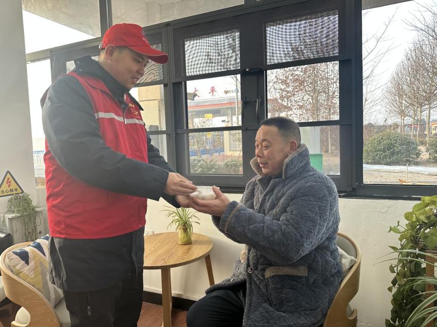 应城：腊八暖粥递温情 爱心服务伴司乘