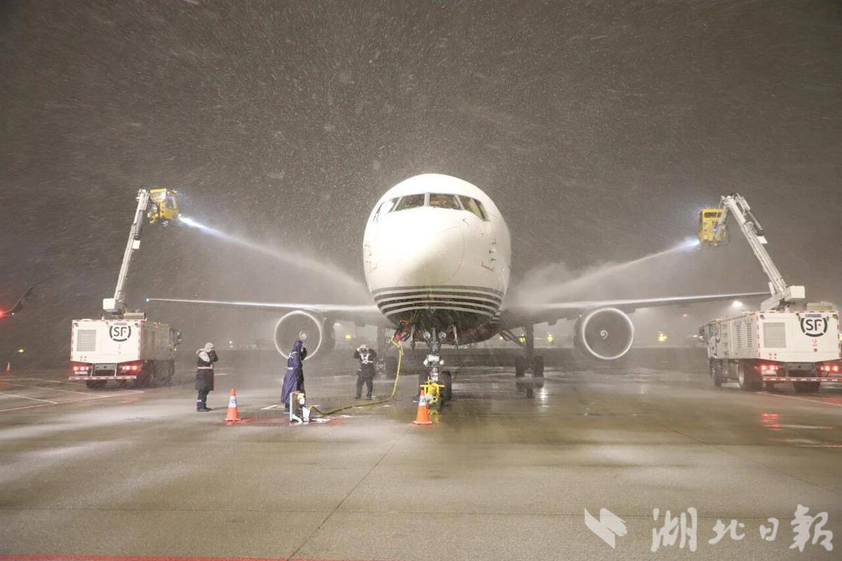  2026年首雪，鄂州花湖国际机场起降百架次运行正常