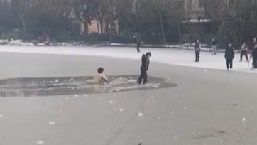 视频丨“那一瞬间无法呼吸!”男子跳入冰湖救男童 接下来一幕太揪心