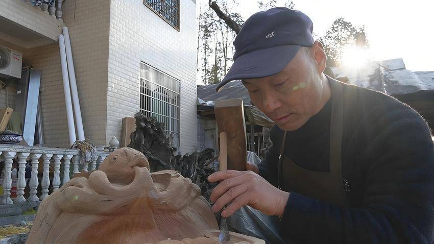 鹤峰深山匠人徐纲：枯木逢春绽新韵 让百年根雕非遗在指尖“苏醒”