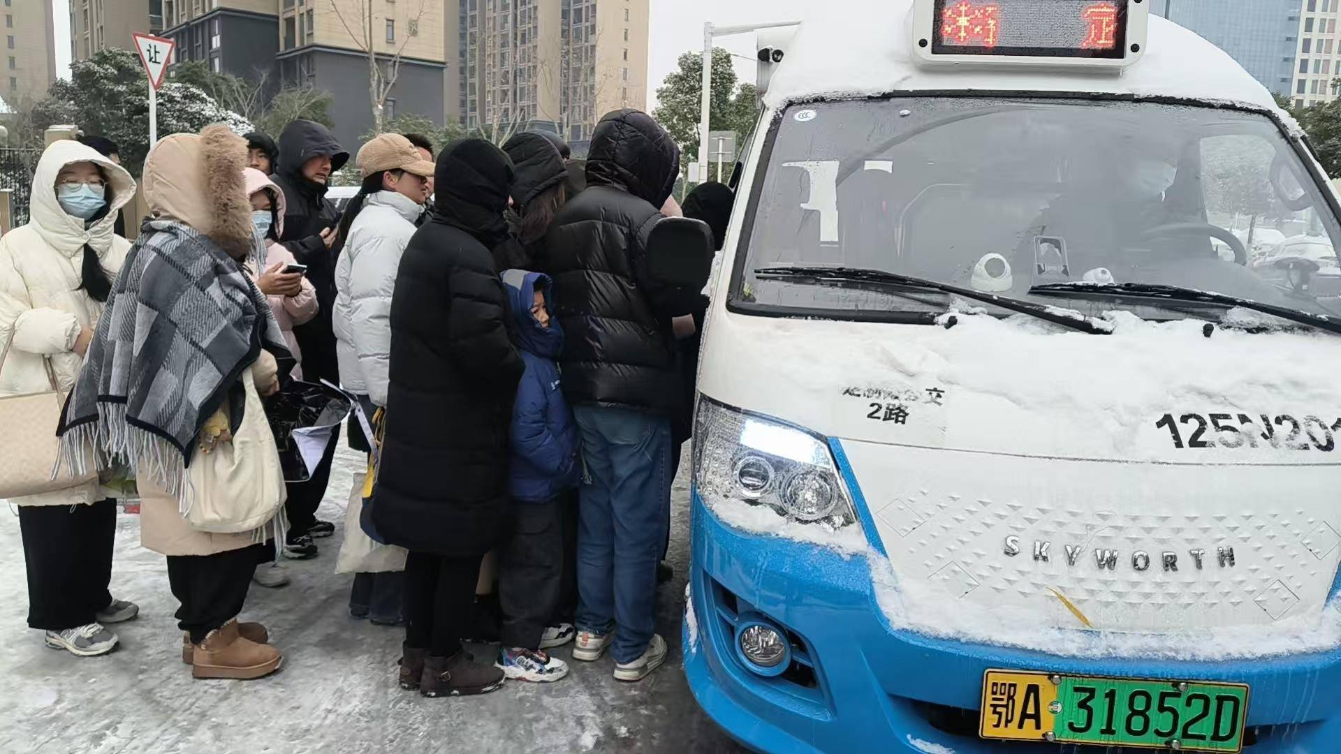  预约乘车、直达地铁！大雪天 武汉定制微公交成“宠儿”