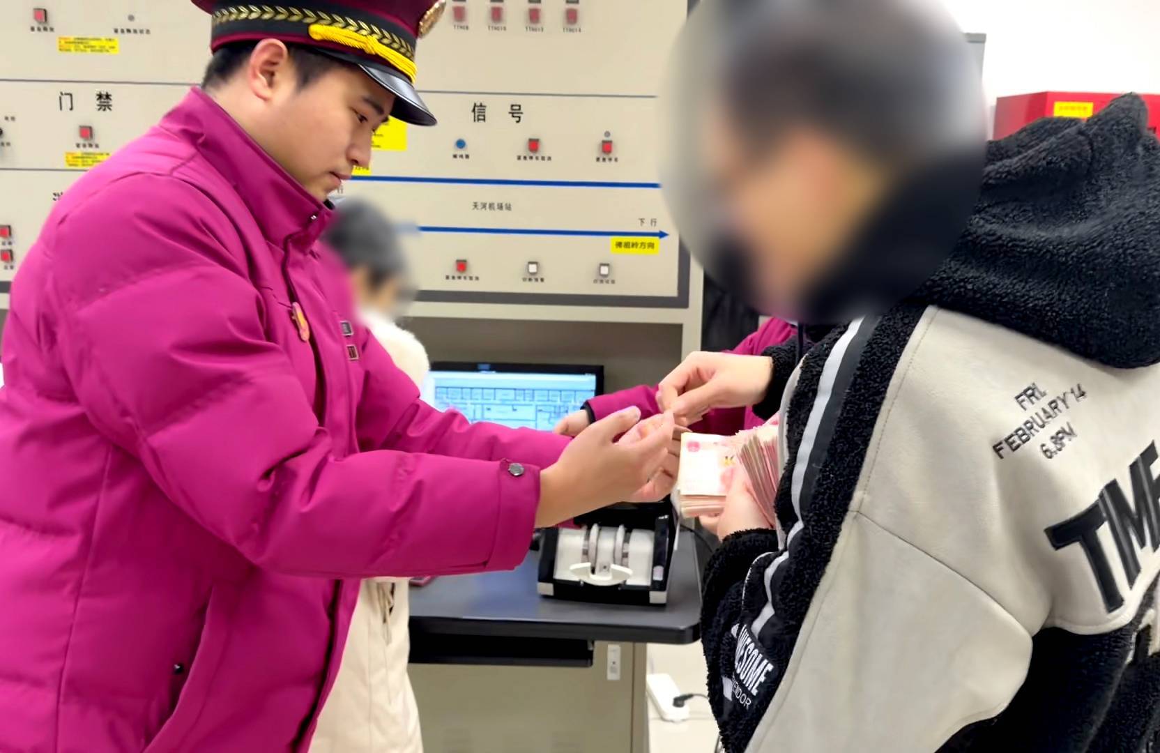 返乡途中遗失6万现金！武汉地铁工作人员半小时归还