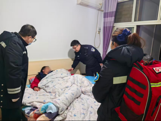 风雪夜村民突然发病 民警争分夺秒救援