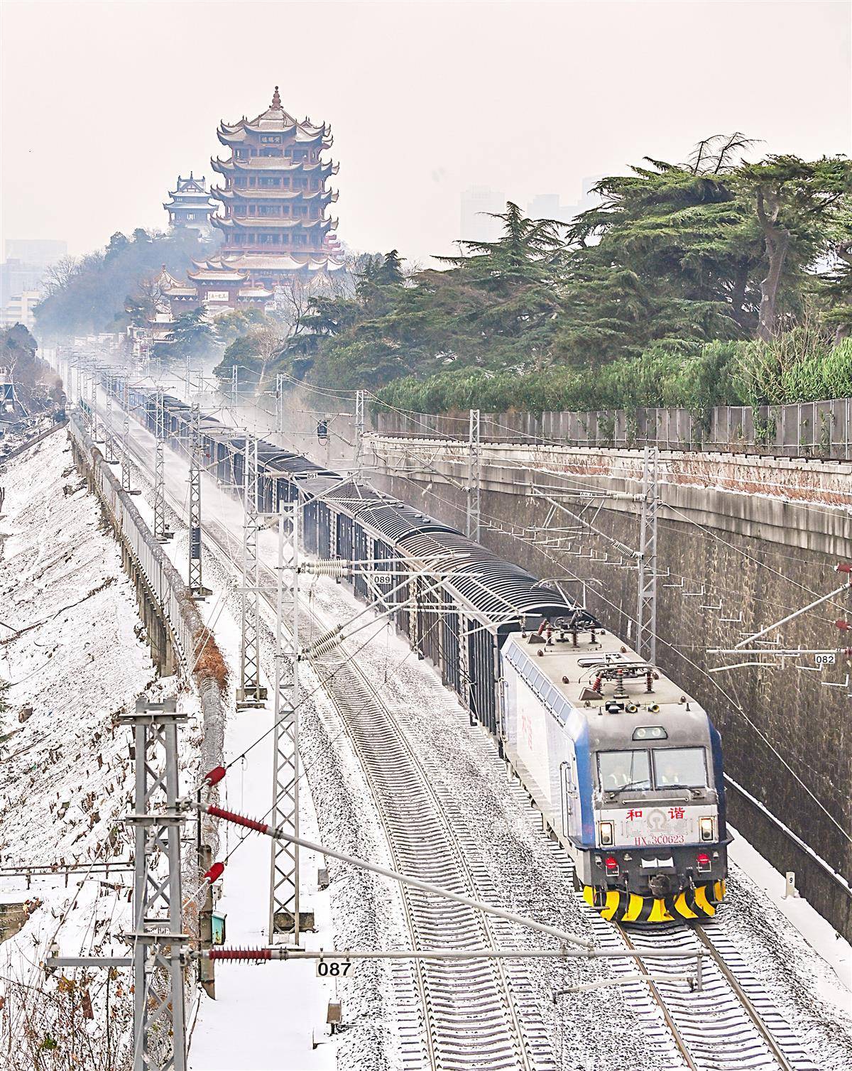 黄鹤楼、列车和雪同框你拍到了吗？