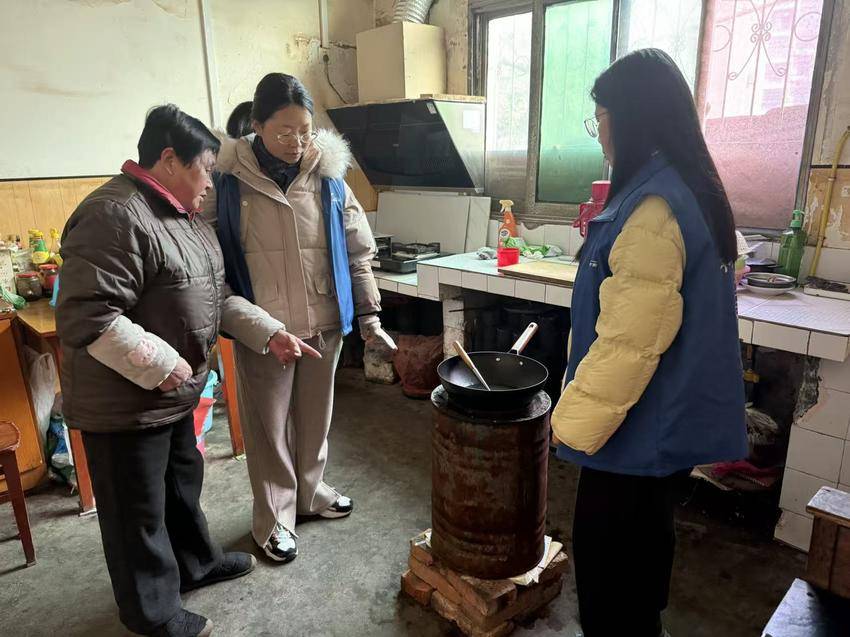 网格员敲门入户送平安 冬季防火防中毒隐患排查全覆盖