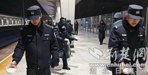 钟祥多部门协同 助力近 400 名滞留旅客平安返程