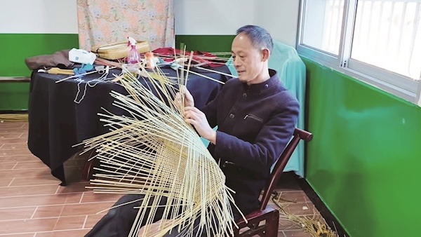  14个月磨出“金手指” 40余年编就“幸福筐” 59岁长阳手艺人“订单多到做不赢”