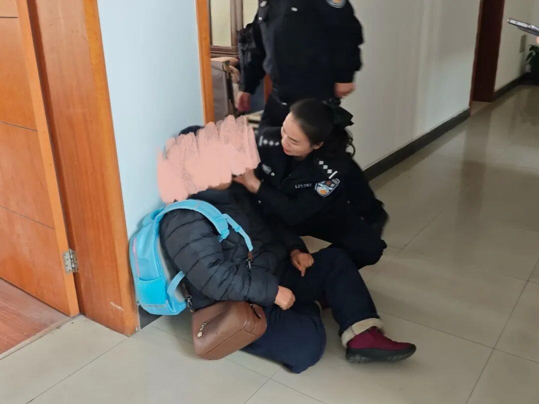 派出所突然有人倒地 关键时刻民警亮出“隐藏身份”